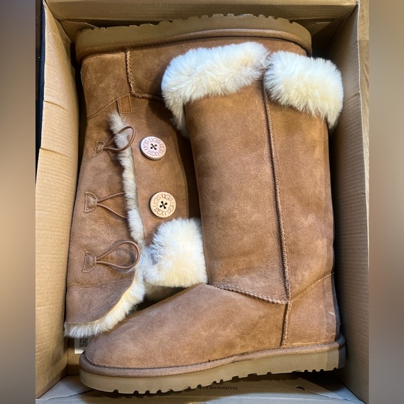 Ugg Wonen’s Bailey Button Triplet Boot - Picture 3 of 12